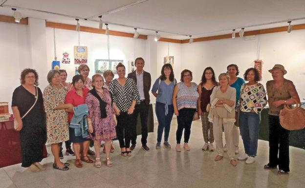 Inaugurada la exposición de manualidades en La Robla