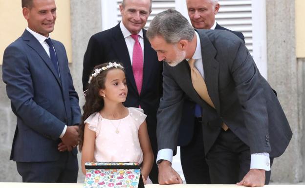 El Rey recibe a la alumna leonesa Aitana, ganadora del certamen '¿Qué es un Rey para ti?'