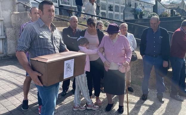 La ARMH recupera los restos de Luis Vega, fusilado en Babia en 1936, y es enterrado en el panteón familiar