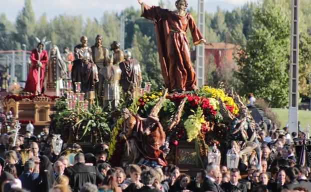 León se echa a la calle en la salida de su procesión magna