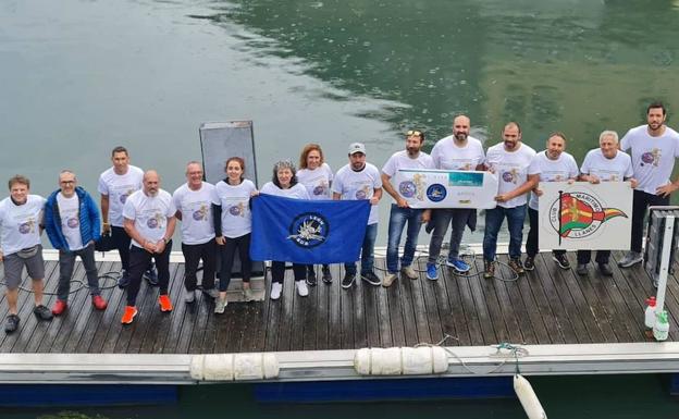 Buceadores voluntarios de León limpian de residuos los fondos marinos de Llanes