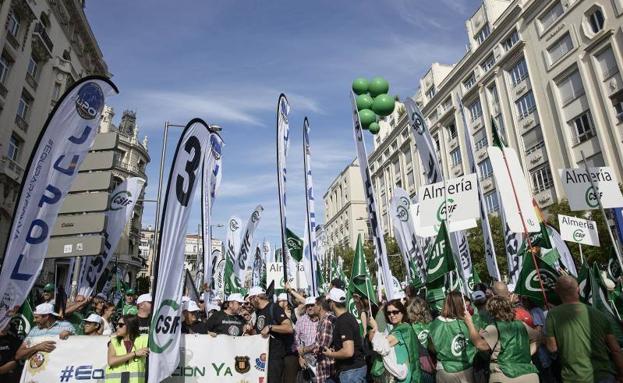 Más de 17.000 funcionarios protestan en Madrid para exigir una subida salarial