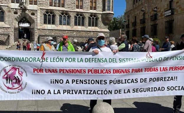 La Coordinadora de las Pensiones se concentra en Botines por los mayores y contra la trata