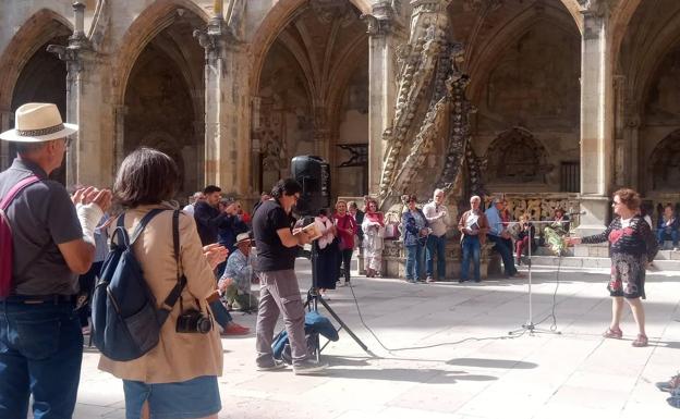 Poetas de toda España disfrutan en León de una jornada de versos