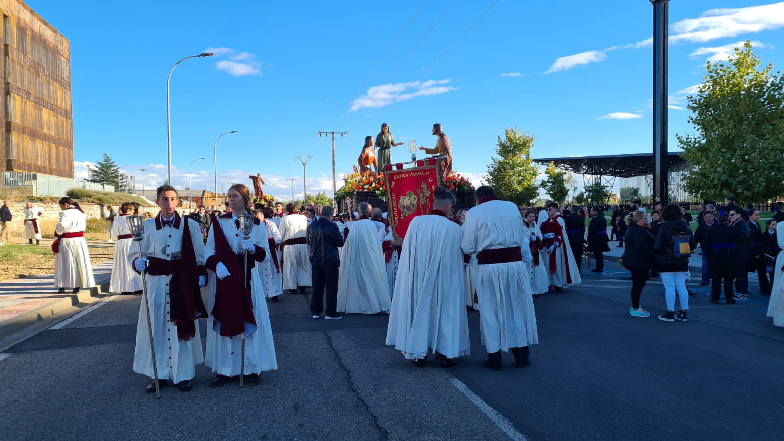 Salida de la procesión magna de León