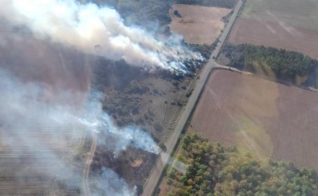 Medios aéreos y terrestres trabajan en un incendio forestal en Cogorderos