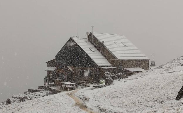 El primer día de otoño ya deja nieve en Picos de Europa