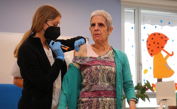 Sanidad inicia en la residencia de la Rosaleda en Ponferrada la vacunación de la cuarta dosis de la Covid-19 en El Bierzo