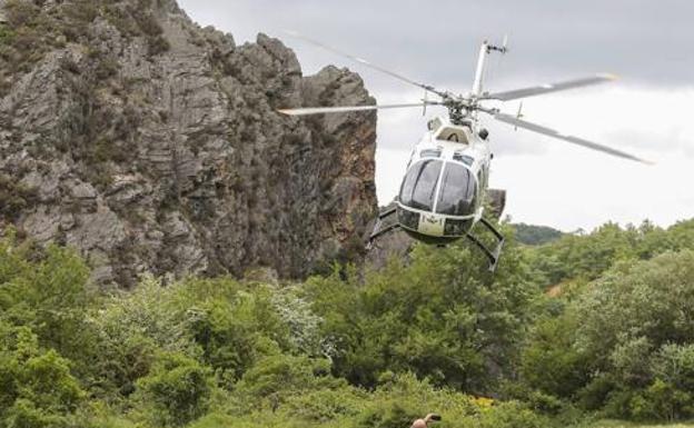 Rescatados de madrugada un senderista lesionado y otro enriscado en la Peña Aguilar de Lois