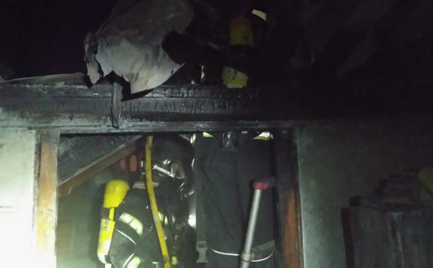 El primer incendio de la temporada provocado por una chimenea causa daños en una casa en San Miguel de las Dueñas