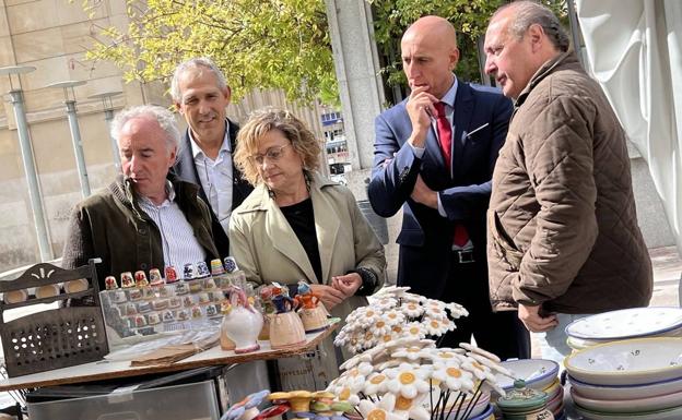 Una veintena de expositores se dan cita en la XLII Feria de Alfarería y Artesanía de la ciudad de León