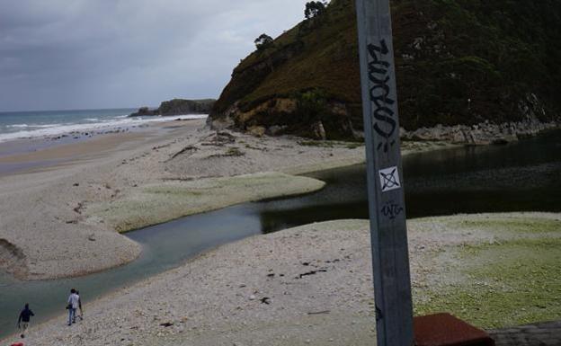 La leonesa fallecida en Llanes murió al tratar de cruzar el río en la playa de San Antolín