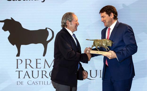 El presidente de la Junta de Castilla y León, Alfonso Fernández Mañueco, entra en el Premio Tauromaquia 2021 de Castilla y León al Bolsín Taurino Mirobrigense.