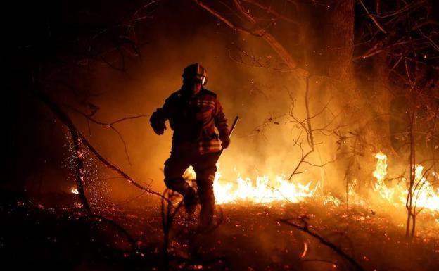 Un incendio intencionado en Villaselán calcina media hectárea