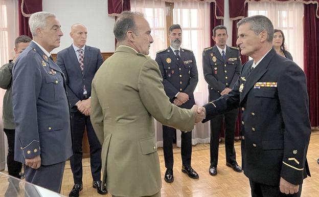 Dos medallas al mérito militar y entrega de diplomas en el aniversario de Defensa en León