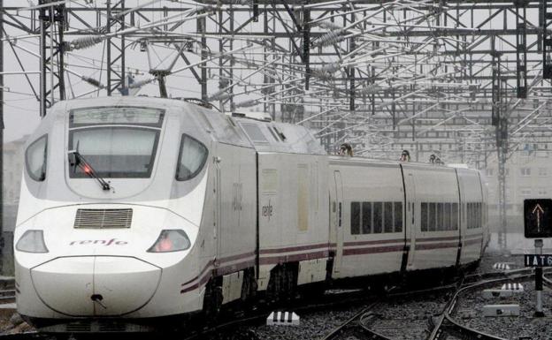 Una avería del tren Alicante-Gijón en el intercambiador de León atrapa durante dos horas a su pasaje