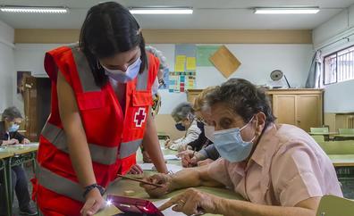 Cruz Roja en León atiende a más de 7.500 personas mayores en lo que va de año