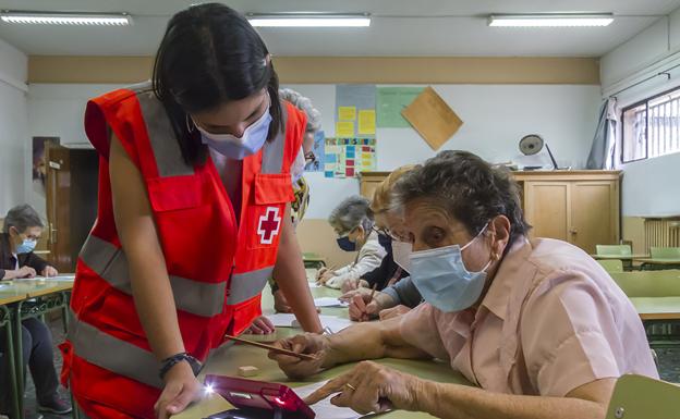 Cruz Roja en León atiende a más de 7.500 personas mayores en lo que va de año