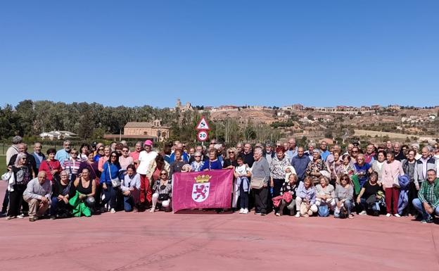 El Ayuntamiento de Sariegos lleva 140 mayores a Toro por su Día Internacional