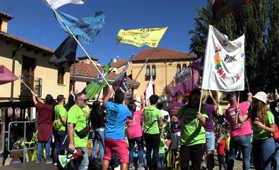 Más de un millar de peñistas toman las calles de León