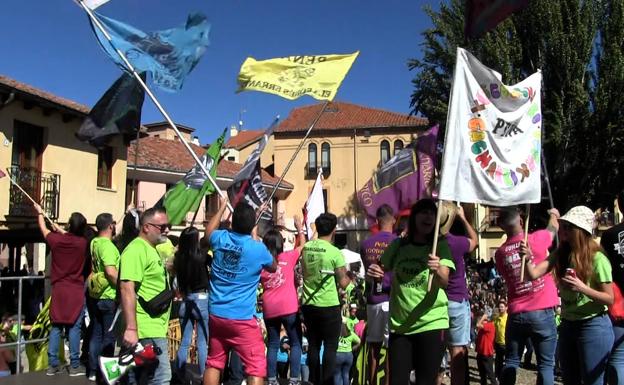 Más de un millar de peñistas toman las calles de León