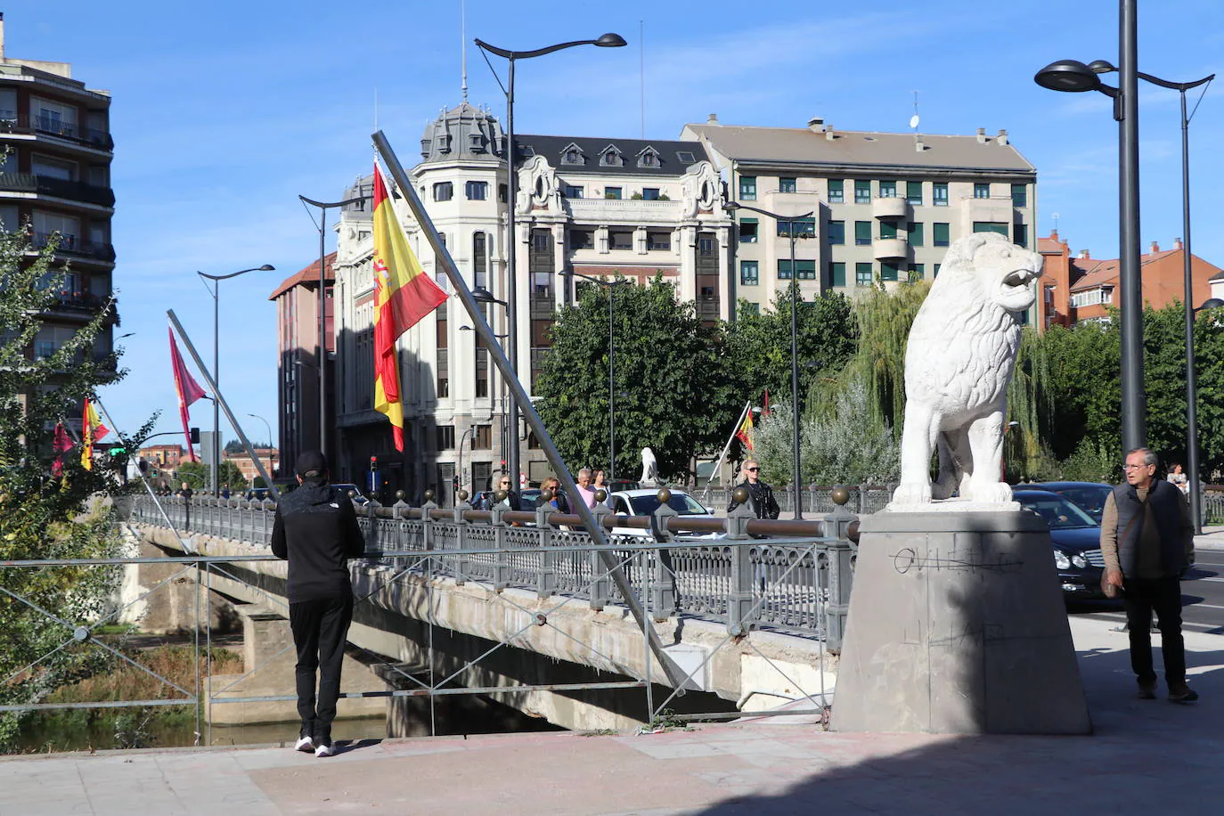 Fotos Las Banderas Ondean En El Puente De Los Leones Leonoticias