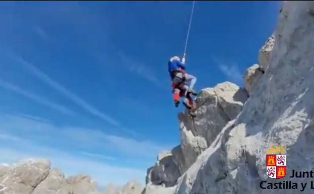 Rescatados dos montañeros enriscados en el monte de Llambrión en Valdeón