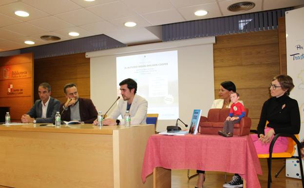 León recibe con un lleno absoluto la presentación del libro «El autismo según Sheldon Cooper»