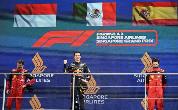 'Checo' Pérez se agiganta bajo los focos de Singapur