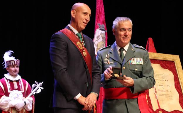 León salda una «deuda» por décadas de servicio y entrega la Medalla de Oro a la Guardia Civil