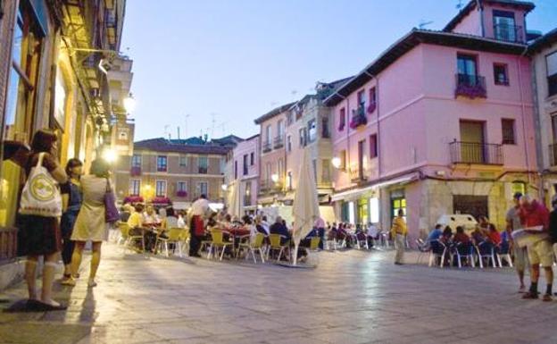 La Policía Local sanciona dos veces a un local del Húmedo por utilizar música y abrir fuera de horario