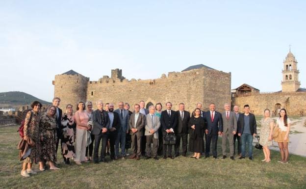 Una delegación de Laponia visita el Castillo de los Templarios de Ponferrada