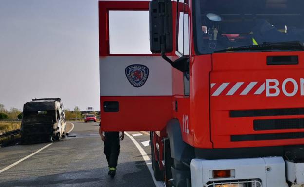 Un vehículo resulta calcinado en la A-66