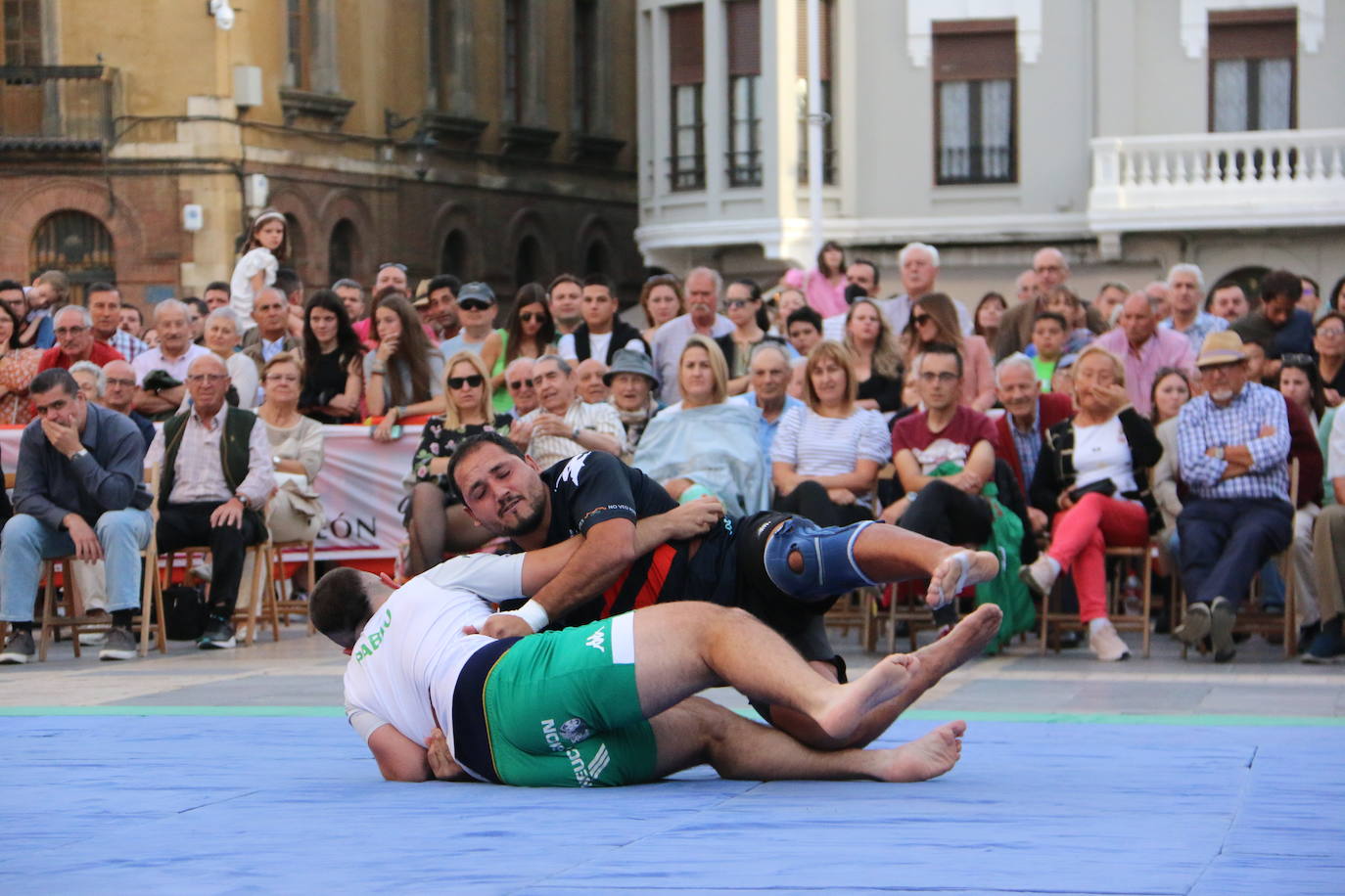 La lucha leonesa, a los pies de la Catedral