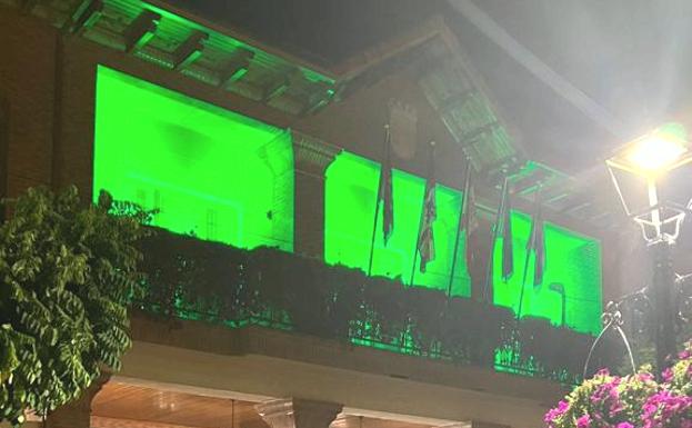 Santa María del Páramo ilumina la fachada del ayuntamiento de color verde en reconocimiento a la Guardia Civil