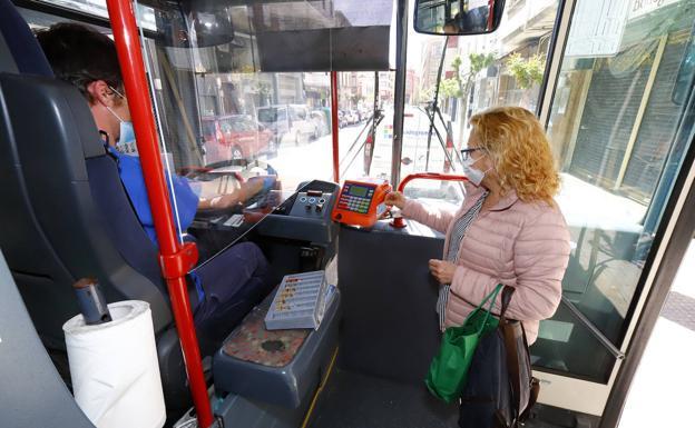 Carriedo sostiene que es necesario llegar a un consenso con respeto a la retirada de las mascarillas en el transporte público