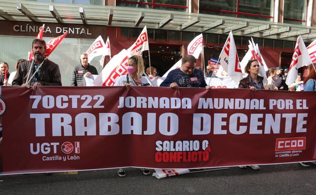 Más de un centenar de leoneses se concentran ante la Fele para exigir subidas salariales