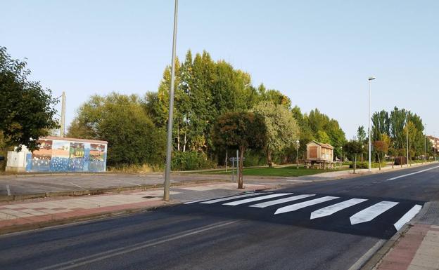 El Ayuntamiento de Valencia de Don Juan construye nuevo reductor de velocidad en la Avenida Palanquinos