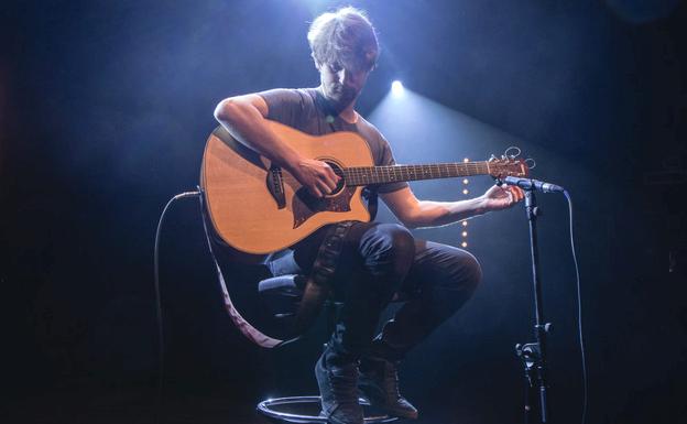 La Xana del Torío acoge el domingo un concierto del guitarrista letón Reinis Jaunaris