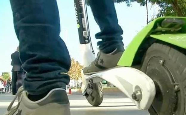 La Policía Local de León sanciona a una mujer que circulaba en un patinete eléctrico con un menor