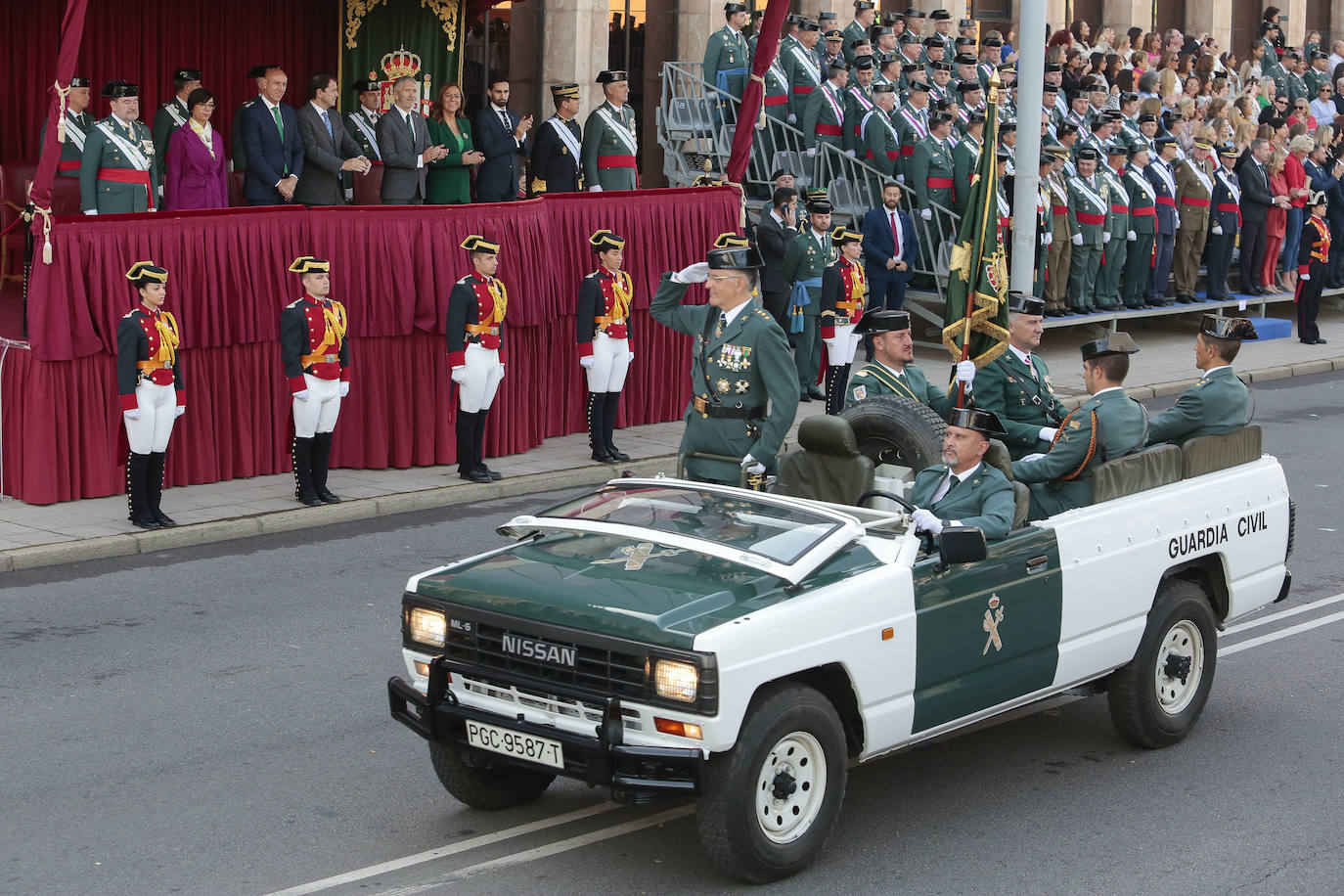 El desfile de la Guardia Civil, bajo la mirada de Campillo