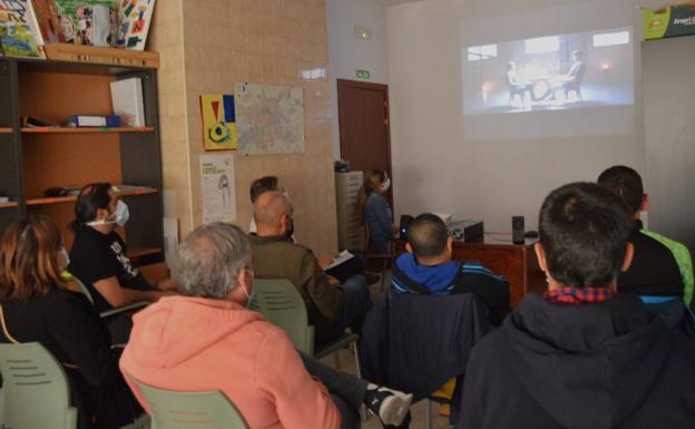 El Hospital San Juan de Dios de León proyecta el documental 'Des-Nudos' sobre jóvenes y salud mental