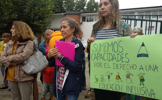 La Ampa del colegio San Andrés clama en la calle por el derecho a una educación inclusiva para una alumna con TEA