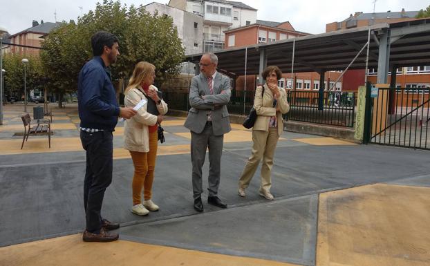 Ponferrada inaugura la remodelación de la plaza de entrada al colegio Navaliegos con más de 64.000 euros de inversión