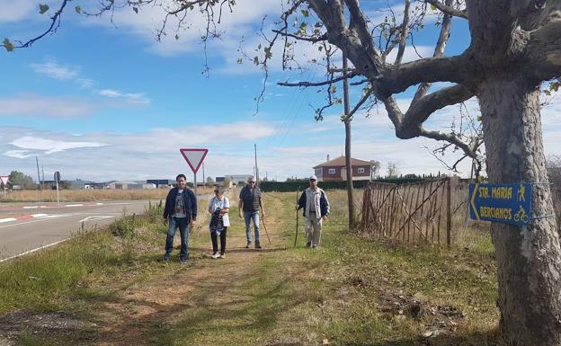 Santa María del Páramo realiza labores de desbroce y señalización de la Senda a Bercianos