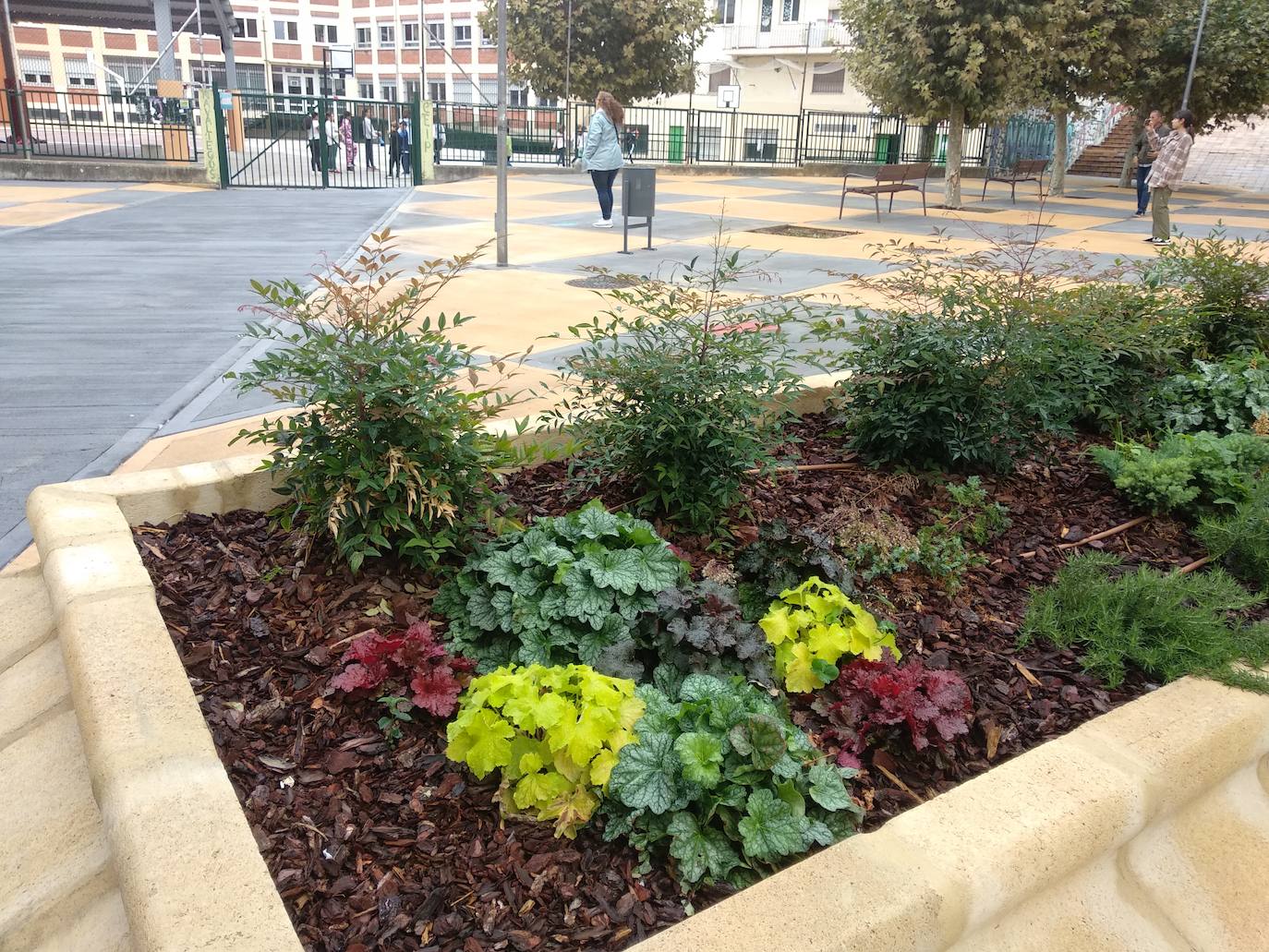 Ponferrada inaugura la remodelación de la plaza de entrada al colegio Navaliegos