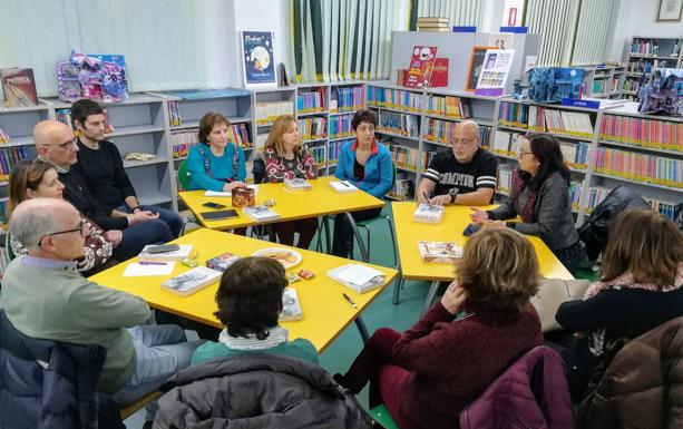 Los clubes de lectura de la Biblioteca de Pinilla retoman su actividad con Juan Pedro Aparicio como invitado
