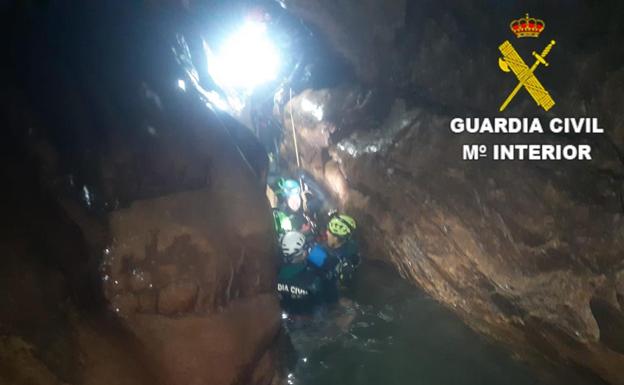 La Guardia Civil rescata a una espeleóloga en el interior de la Cueva de Valporquero