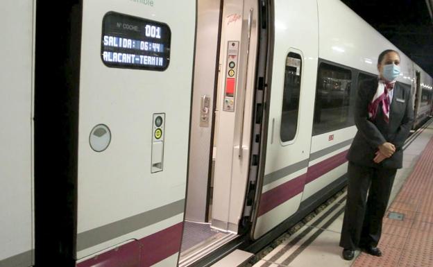 El Ave que une León con Alicante transporta más de 28.000 viajeros en su primer mes