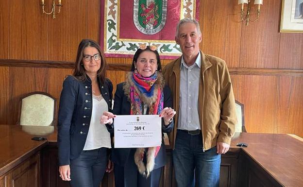 Benavides dona la recaudación de sus 'bollos preñaos' a la Asociación de Familiares de Alzheimer de Santa Marina del Rey